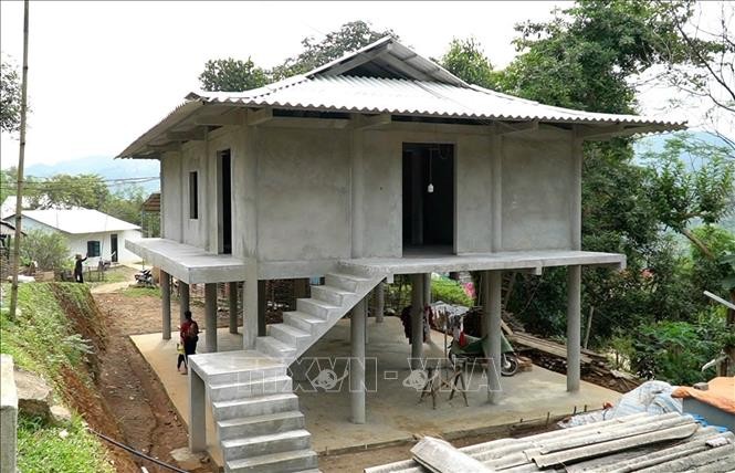 安沛省为贫困家庭建设的坚固住房。