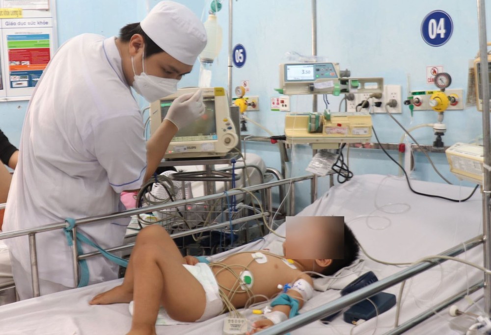 一名感染手足口病的儿童正在市儿童一医院接受治疗。（示意图：丹芳）