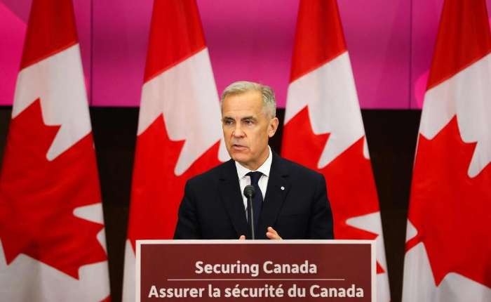 加拿大总理卡尼于6月9日在多伦多举行的国防开支公告会上发表讲话。(图：AFP)