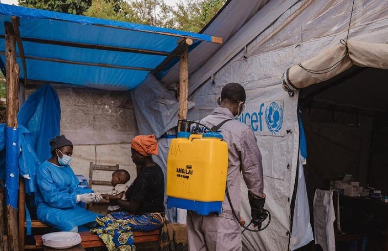 图为 2024年9月6日，联合国儿童基金会培训的卫生员在刚果民主共和国南基伍省卡武穆医院对猴痘隔离和治疗病房进行消毒。（图：联合国儿童基金会）