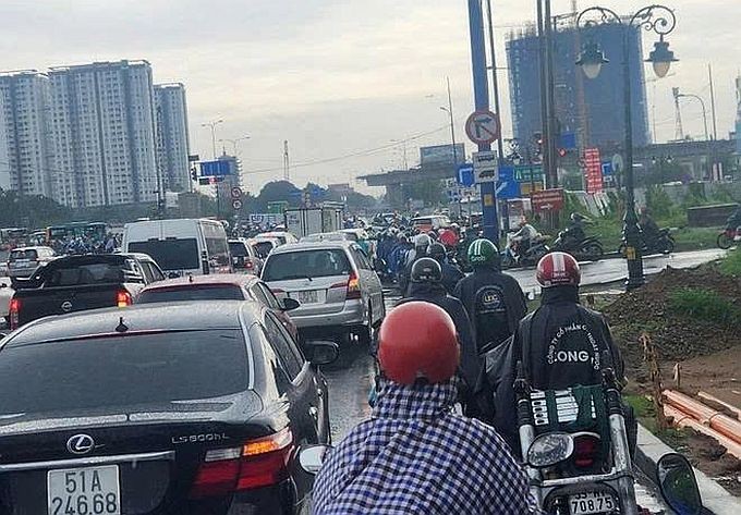 汽车和摩托车在安富交通枢纽的高速公路入口排起了长龙。