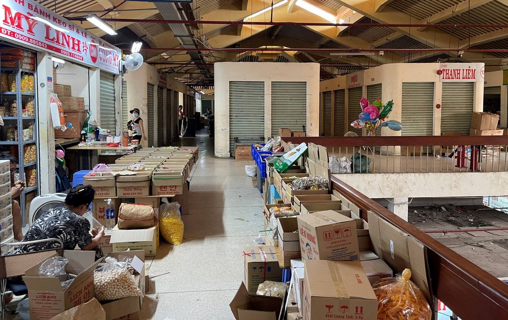 平西市场许多摊位已歇业。