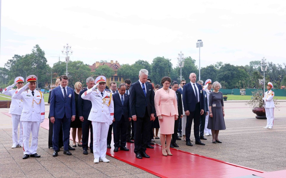 立陶宛共和国总统吉塔纳斯·瑙塞达及夫人庄严向胡志明主席致敬。（图：越通社）