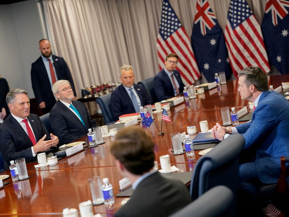 图为美国国防部长赫格塞思2月在华盛顿与澳洲国防部长马尔斯会谈。(图：路透社)