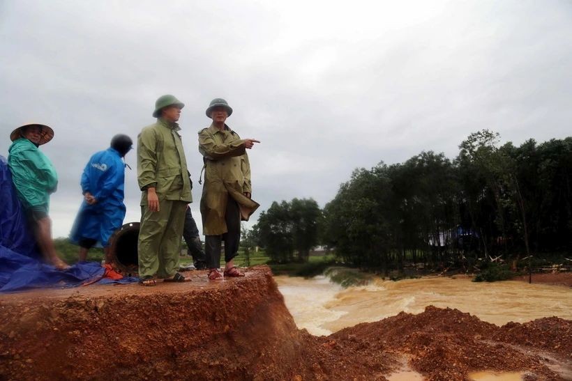 广平省领导亲往视察“夜蓝”水坝情况。