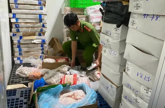 职能力量查获来源不明食品。