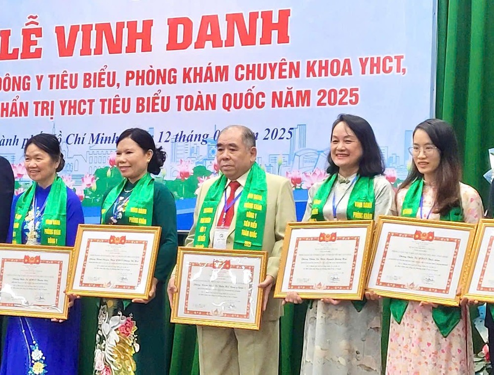 穆萨罕尼法医师（右三）代表慈善诊所领取表彰。