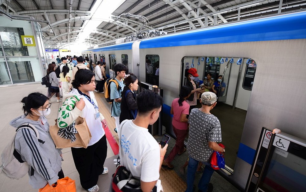 乘搭地铁1号线的乘客登上地铁列车。