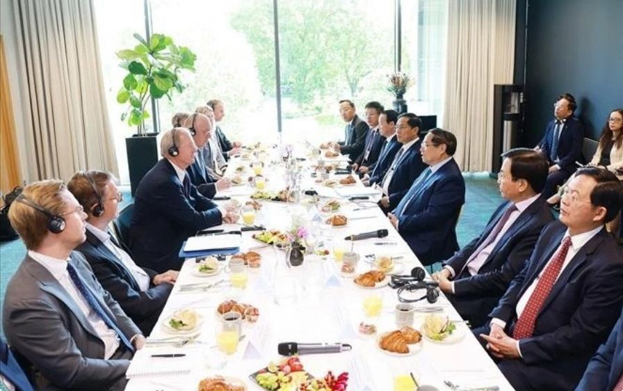政府总理范明政与瑞典大型经济集团领导共进工作早餐。（图：越通社）