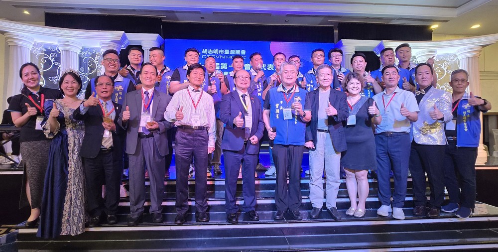 胡志明市台湾商会理监事与历届会长合影。