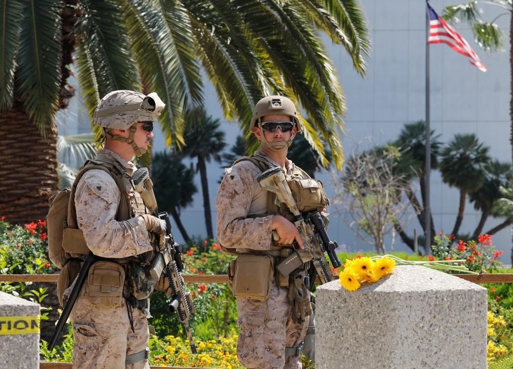 6月13日，美国海军陆战队士兵在洛杉矶威尔希尔联邦大楼的入口处站岗。（图：新华社）