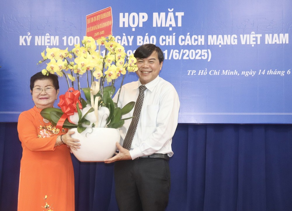 市委宣教与民运处副主任曾友锋送花祝贺俱乐部。