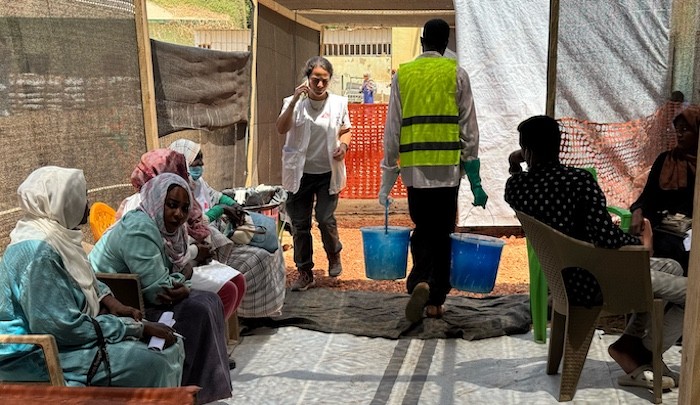 无国界医生组织环境卫生团队在科斯蒂霍乱治疗中心的分诊区工作。（图：互联网）