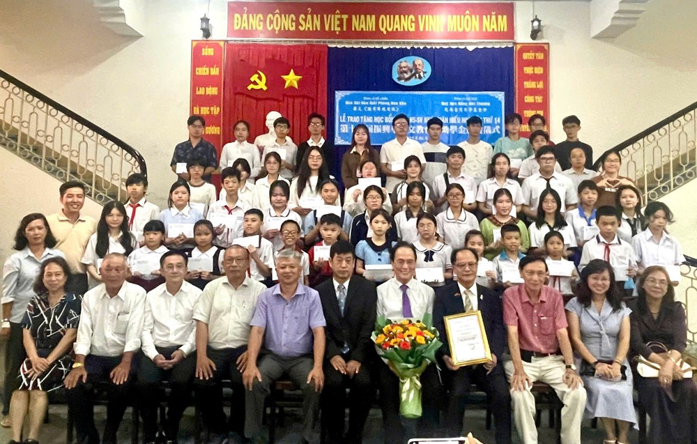 台商奖学基金会颁发53份助学金