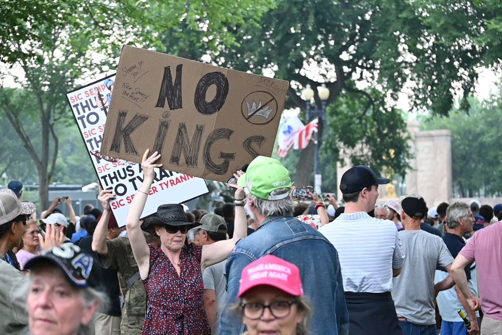 阅兵仪式现场的抗议者。（图：互联网）