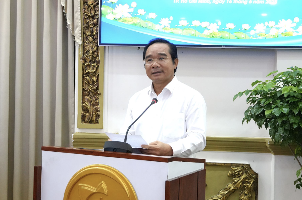 市人委会主席阮文得在会议上发言。