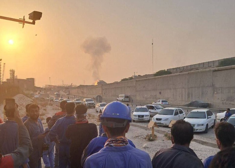 伊朗炼油厂工人撤离。（图：互联网）