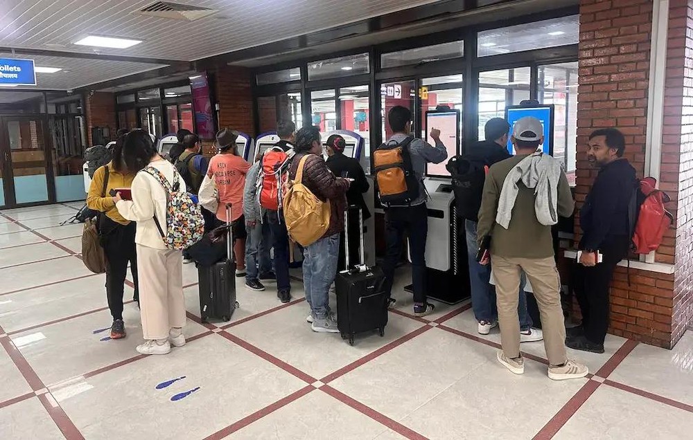 入境尼泊尔的旅客正在办理所需手续。（示意图：互联网）