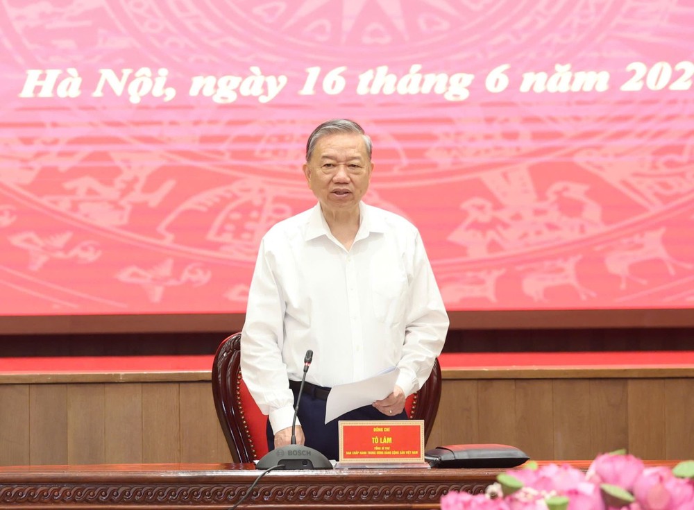 苏林总书记在河内市市委常务的会议上致辞。