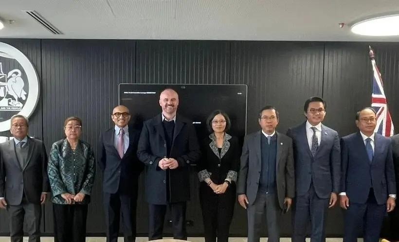 越南驻澳大使范雄心（右三）与澳大利亚首都领地首席部长安德鲁·巴尔和东盟各国代表合影。（图：越通社)