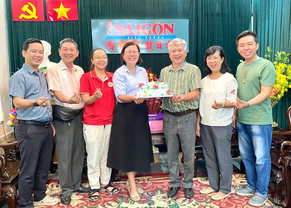 第六郡红十字会向本报赠送蛋糕表示祝贺。