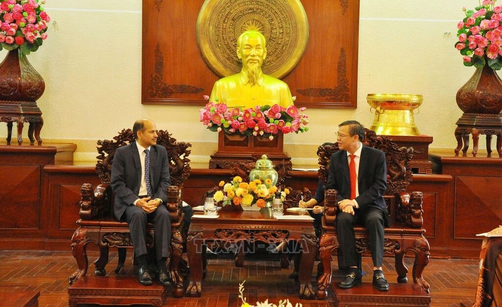 芹苴市人委会主席张景宣（右）接见印度驻越南特命全权大使桑迪普·阿里亚。（图：越通社）