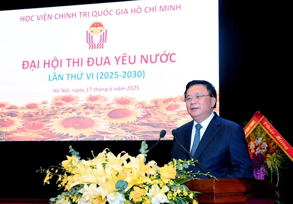 中央理论委员会主席阮春胜教授出席大会并发表讲话。（图：）