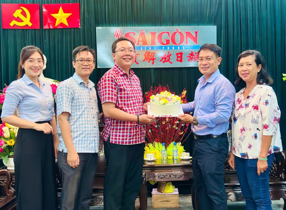 第五郡第一坊向本报编委文忠孝赠送蛋糕。