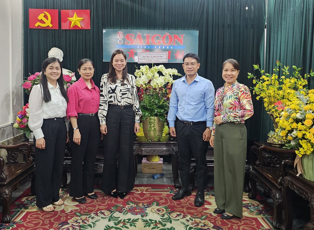 第五郡郡委代表团向本报赠送鲜花祝贺。