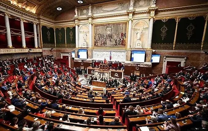 当地时间17日，法国议会以261票赞成和107票反对通过了一项法案，允许将数百万吨二氧化碳运往国外储存在海底。（图：互联网）