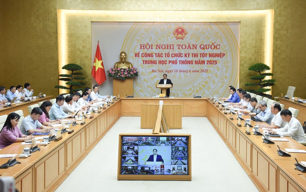 政府总理范明政主持会议并发表讲话。（图：VGP）