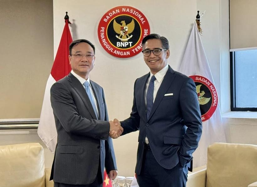 越南公安部副部长范世松中将与印尼国家反恐局副局长安迪卡·克里斯纳尤丹托（Andhika Chrisnayudhanto）。（图：越通社）