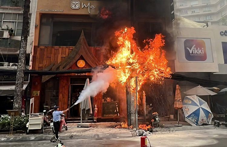 通信电缆系统猛烈燃烧。