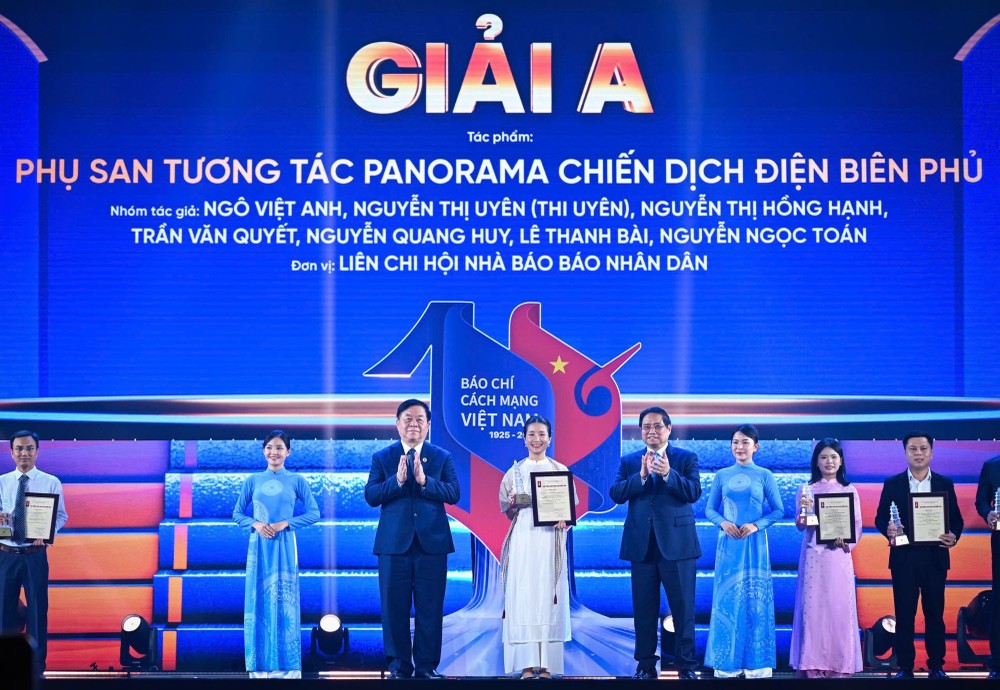 范明政总理，中央宣教与民运部部长阮仲义为A等奖得奖者颁发奖状。（图：人民报）