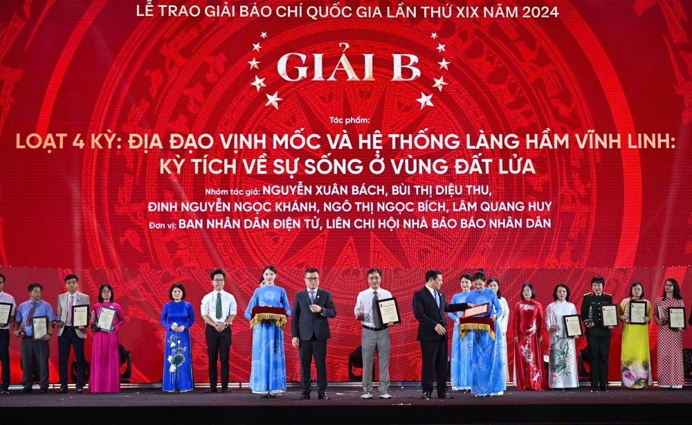 黎国明同志，中央宣教与民运部常务副部长赖春门为B等奖得奖者颁发奖状。（图：人民报）