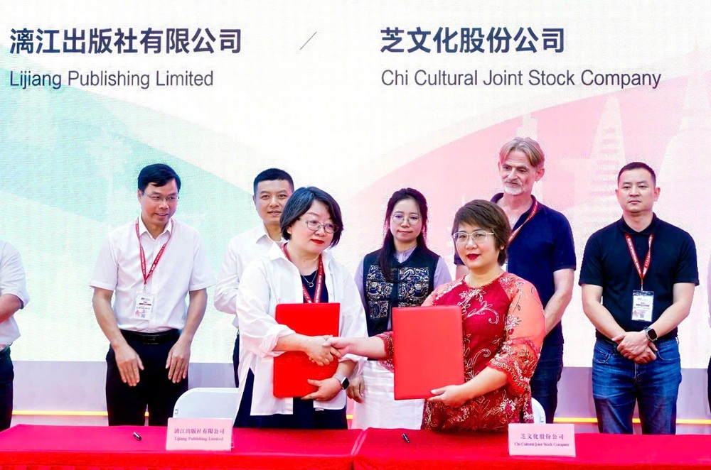 翻译家阮丽芝在北京国际图书博览会上出席“当代文学翻译项目”签约仪式。