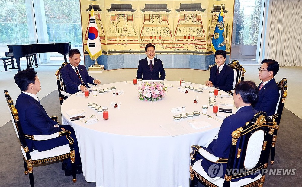 6月22日，在首尔龙山区汉南洞的总统官邸，韩国总统李在明邀请朝野两党领导人共进午餐。左起顺时针方向依次为总统室秘书室长姜勋植、执政党共同民主党代理党首兼党鞭金炳基、李在明、最大在野党国民力量紧急对策委员会委员长（临时领导人）金龙泰、国民力量党鞭宋彦锡、总统室政务首秘禹相虎。（图：韩联社）