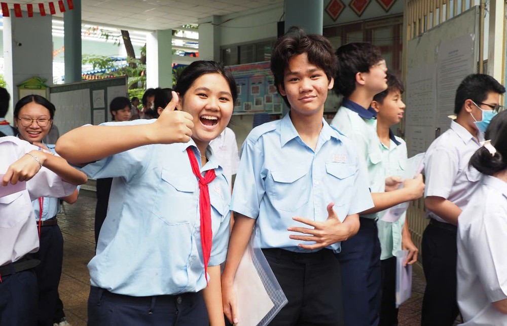 本市考生参加 2025-2026学年高中入学考试。