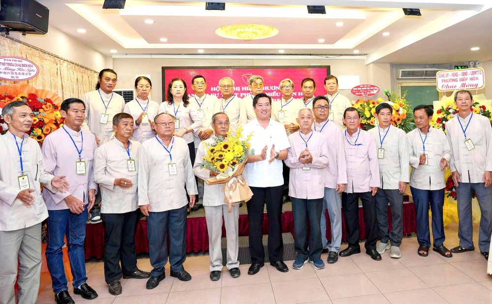 裴清南副厅长赠花祝贺第二届理事会成员产生。