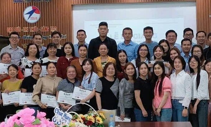 滀臻省教育与培训厅厅长周俊鸿与张家权博士为全省的华文教师颁发结业证书。