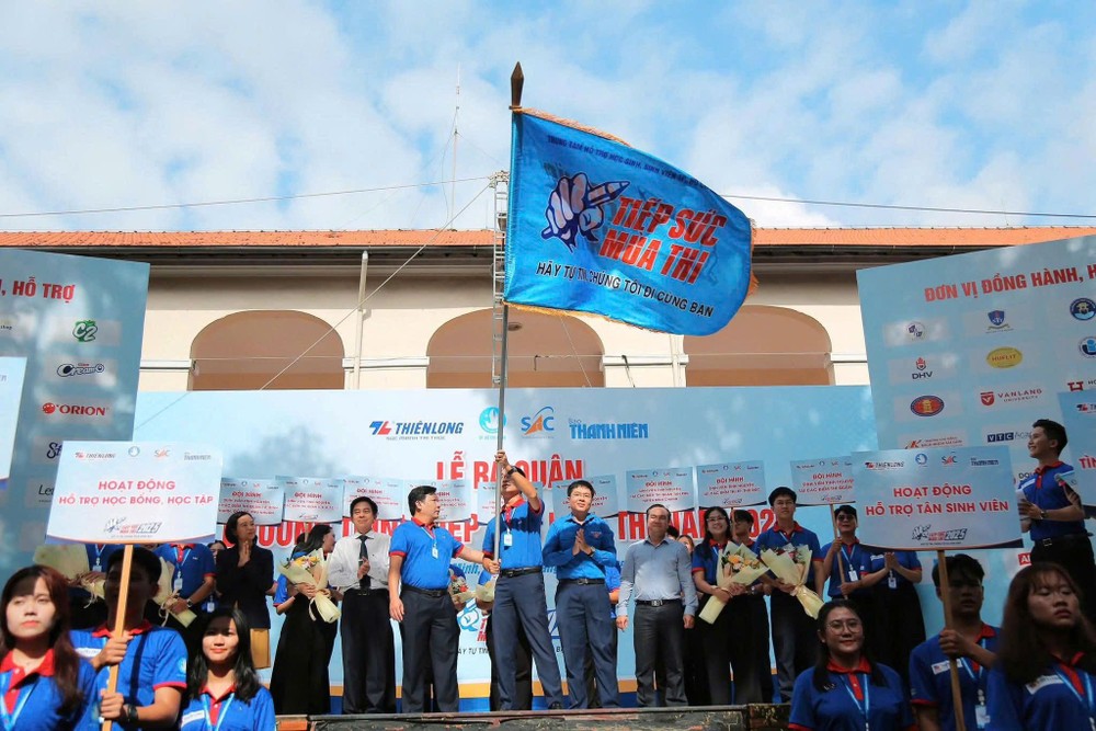 天龙集团为考试接力