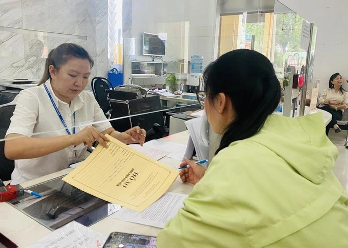 一名公务员正在为市民办理行政手续。（图：潘英）