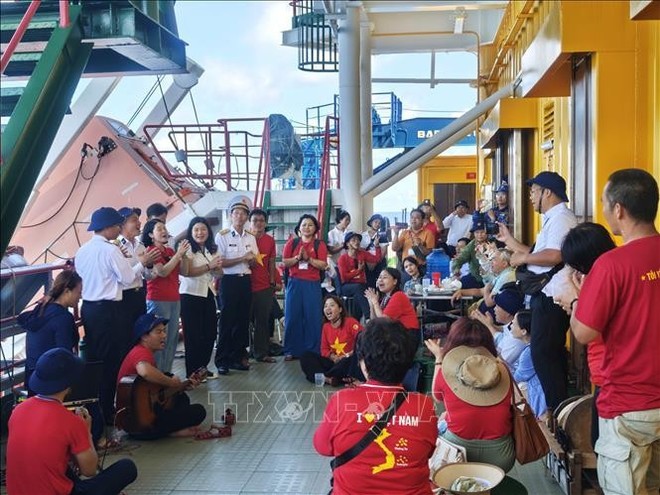 海外越南人代表团探访长沙群岛与DK1海上高脚屋。（图：越通社）