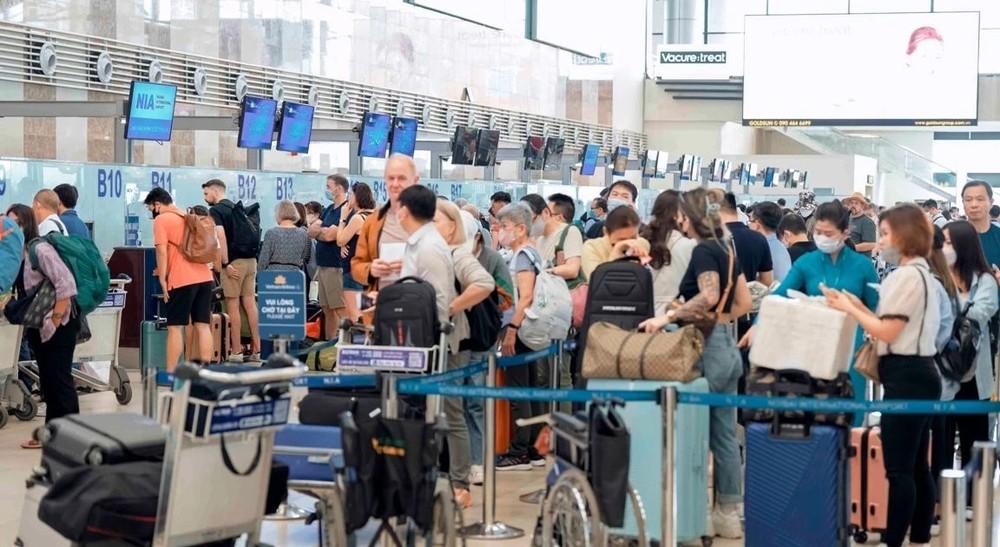 机场人潮络绎不绝。