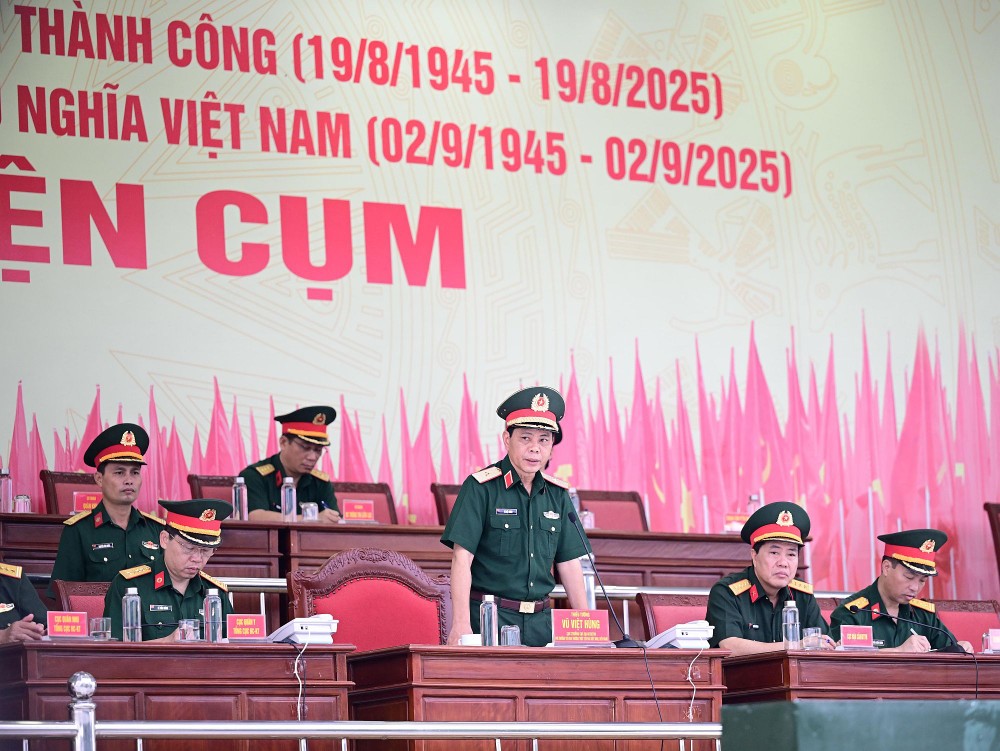 图：武越雄少将在联合演练中发表讲话。