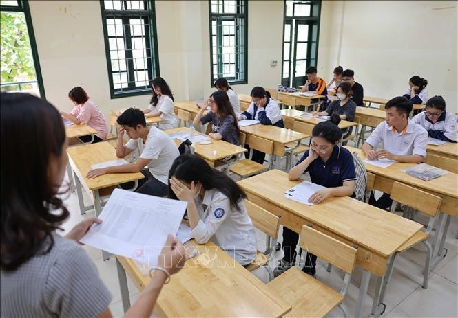 考生听取考试规定和日程。（图：越通社）