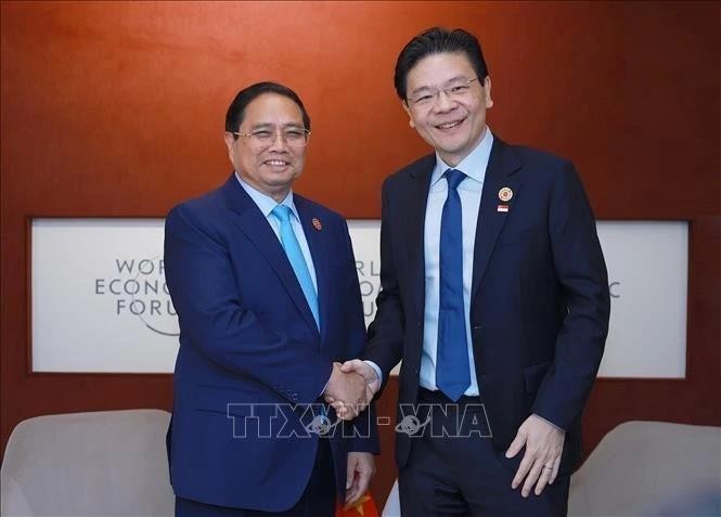 越南政府总理范明政会见新加坡总理黄循财。（图：越通社)