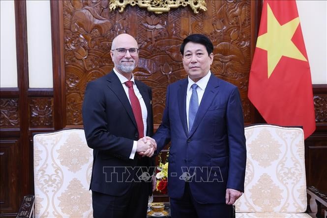 国家主席与加拿大大使肖恩·佩里·斯蒂尔合影。（图：越通社）