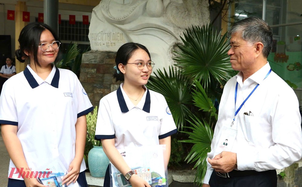 市教育与培训厅厅长前往考点鼓励考生顺利应考