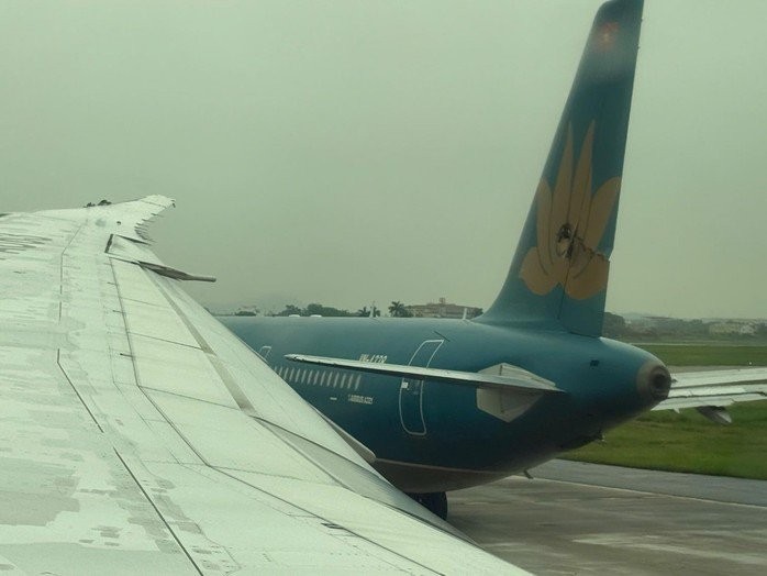 内牌机场两飞机在滑行道碰撞